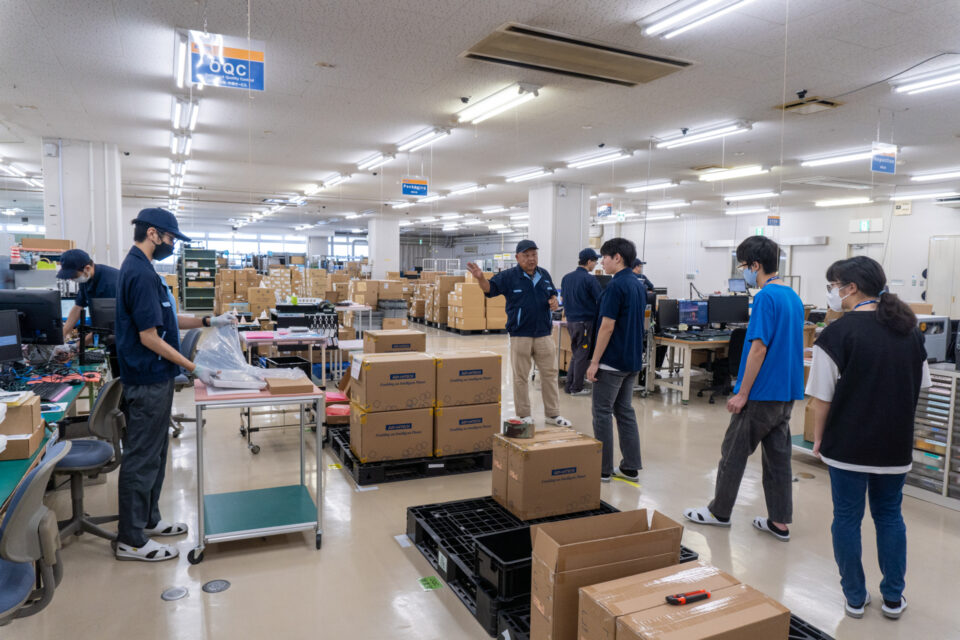 工場見学。アドバンテック 直方事業所は、工場機能と国内製品サービス機能を担っています