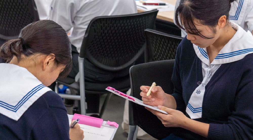 生徒さん達は学校に戻り、職場見学から感じたことを事後学習します
