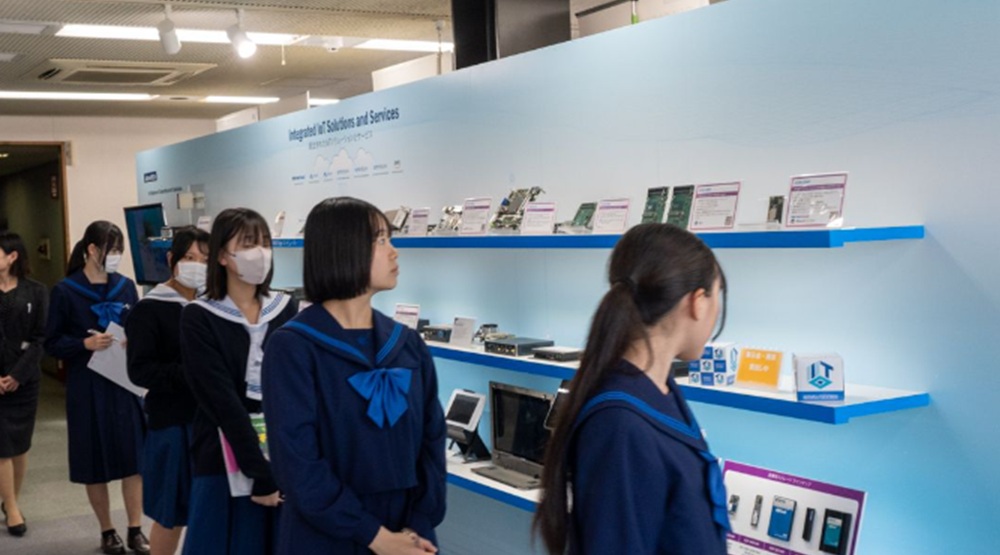 製品が一堂に展示されたショールームを見学