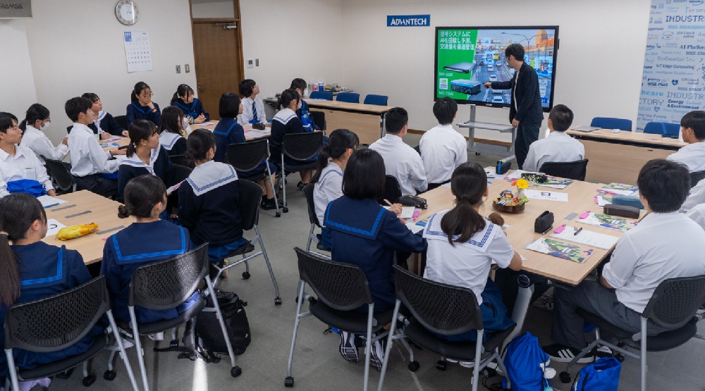 半導体や電子機器が社会にどう貢献するかを説明