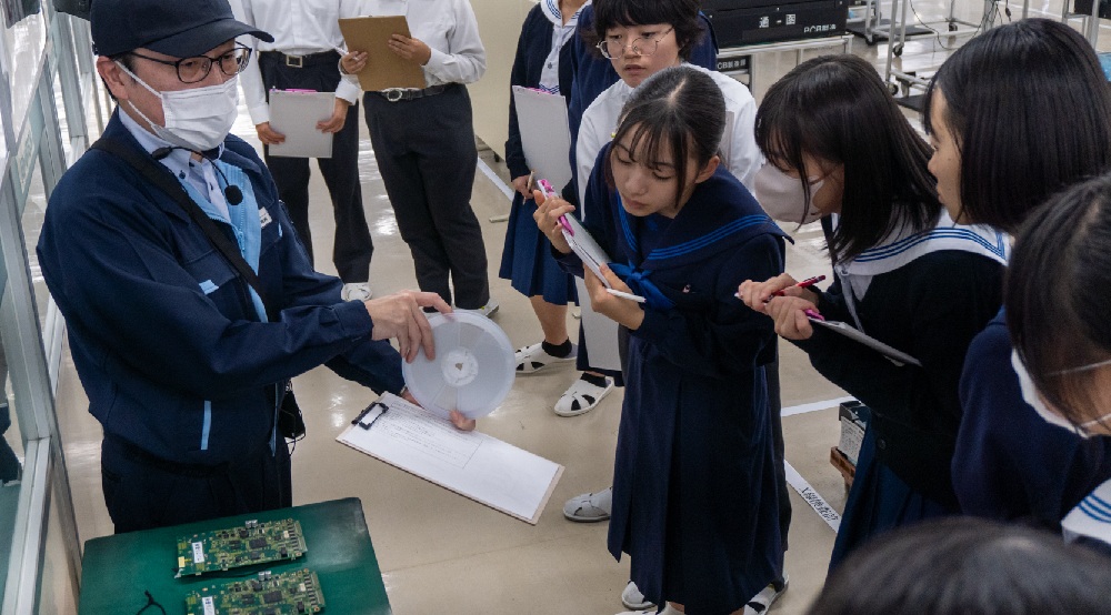 半導体が実装される工程を見学 (PCB実装ライン)