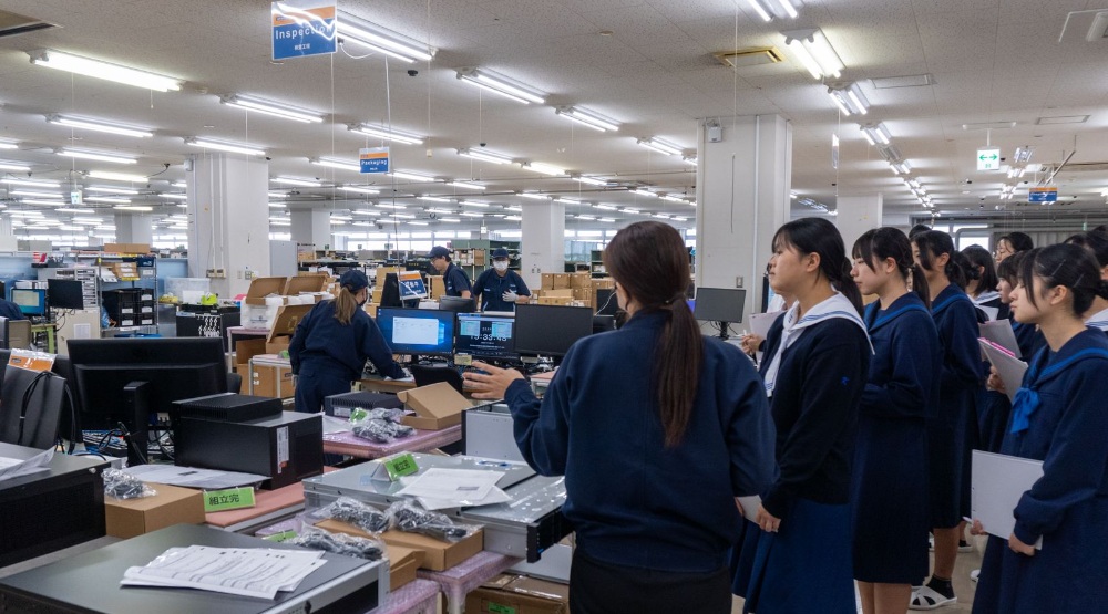 ものづくりメーカーの様々な職場・工程を見学