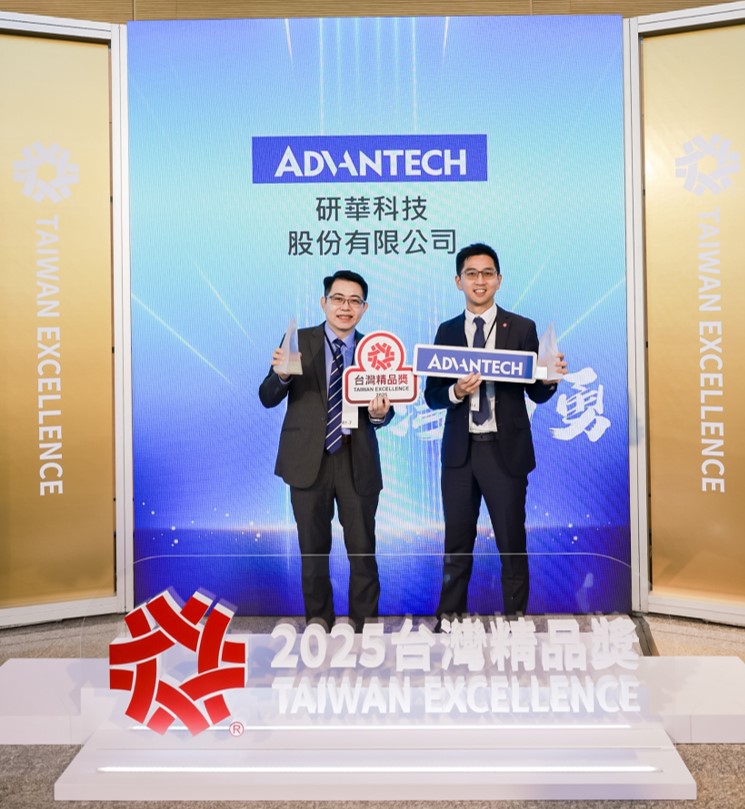 研華嵌入式物聯網平台事業群協理許維呈（左）、智能系統事業群經理鄭軒逵（右），代表出席雙雙獲頒第33屆「台灣精品銀質獎」