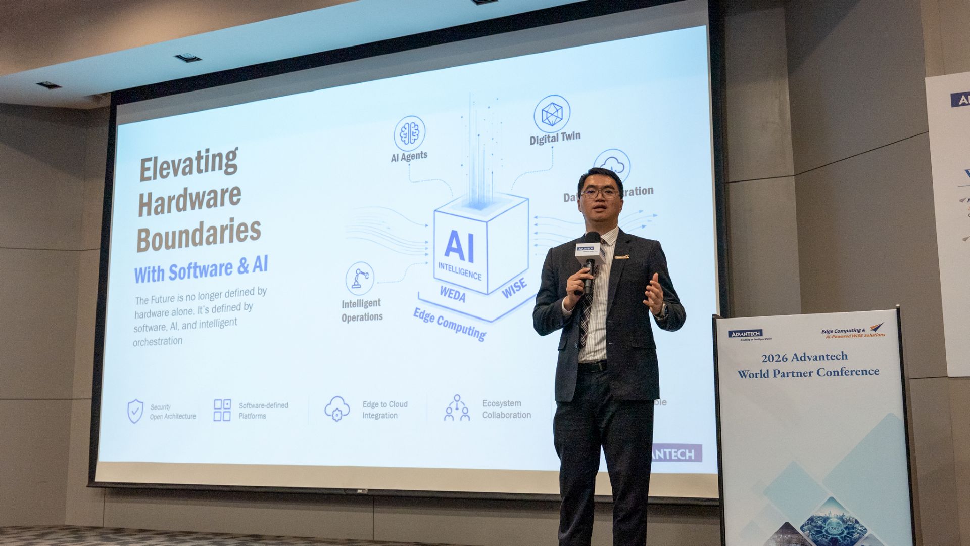 研華物聯網自動化事業群副總經理林清波指出,將透過 WEDA 開發者架構,賦能跨晶片邊緣 AI 平台,加速 Digital Twin 與 AI Agent 等創新應用