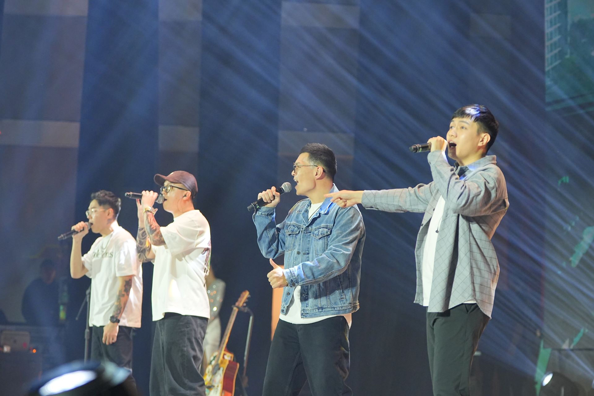 「研華達人秀」團體組冠亞軍的四位大男生，動人組曲熱力四射