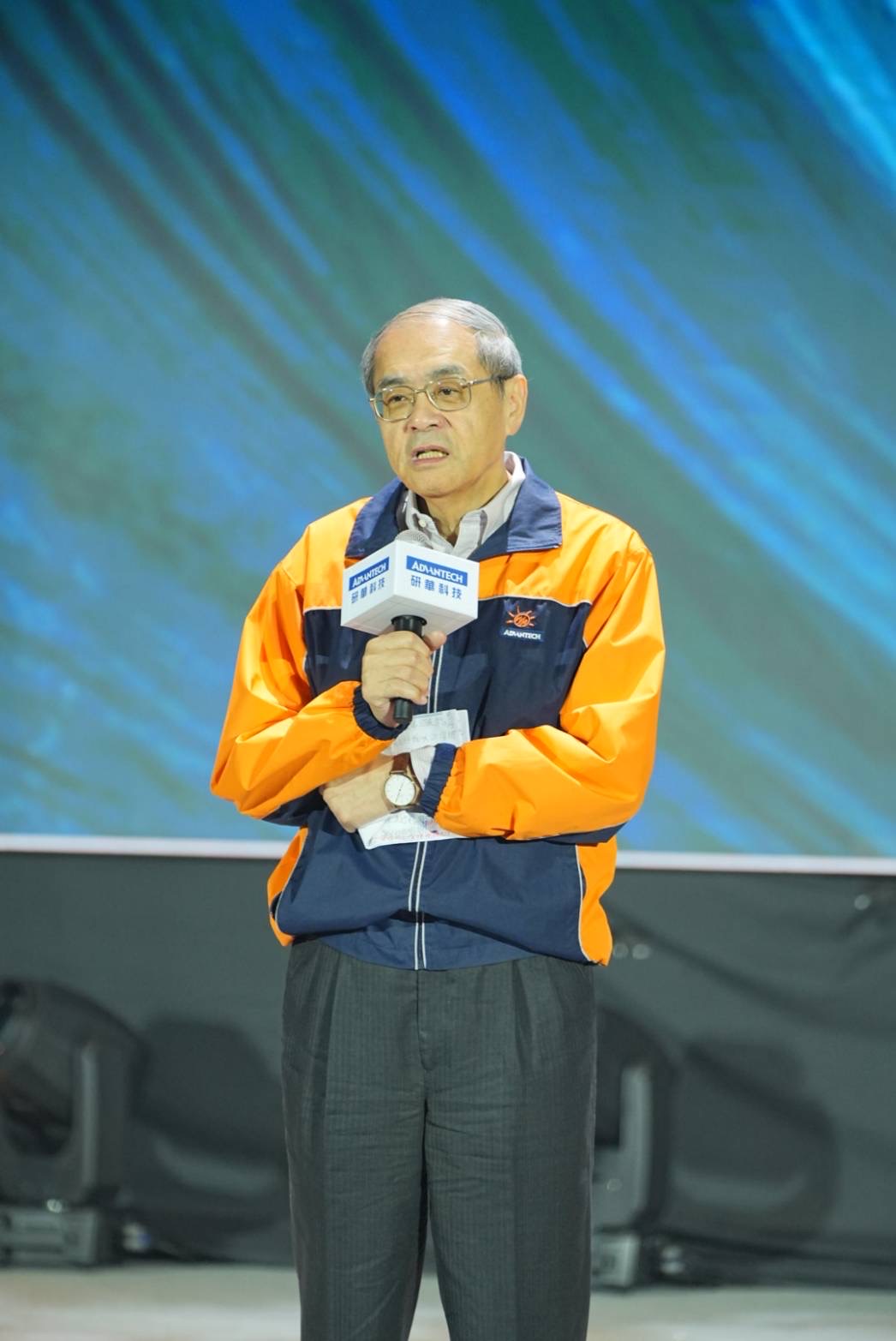 劉克振董事長帶領高階主管們進行啟動儀式，宣示研華未來將成為Edge Computing和Edge AI的全球領導者