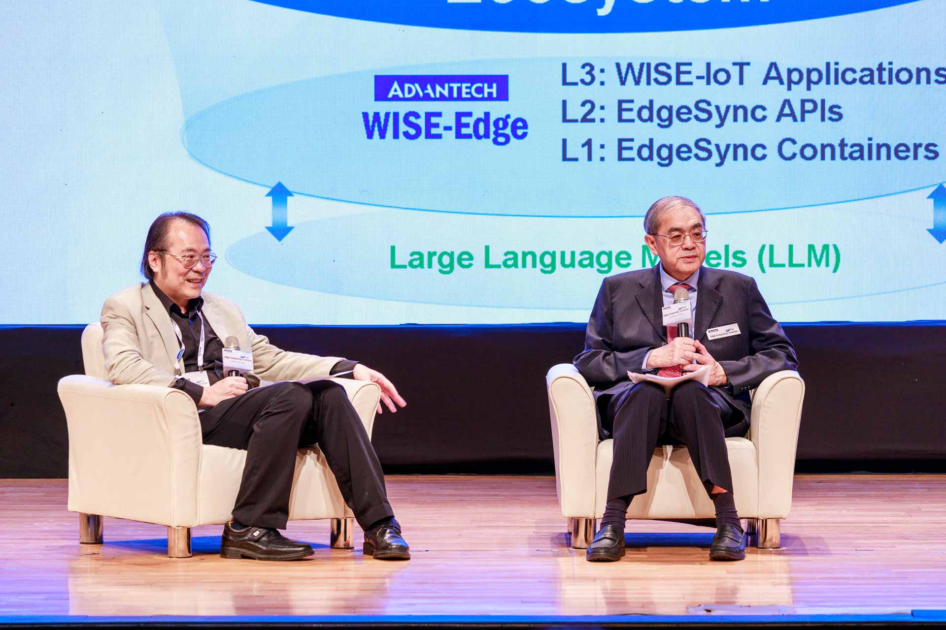 KC Liu, Chairman of Advantech(right), and Dr. Lee-Feng Chien(left), former Managing Director of Google Taiwan, discussed the trend of AI during the opening forum.