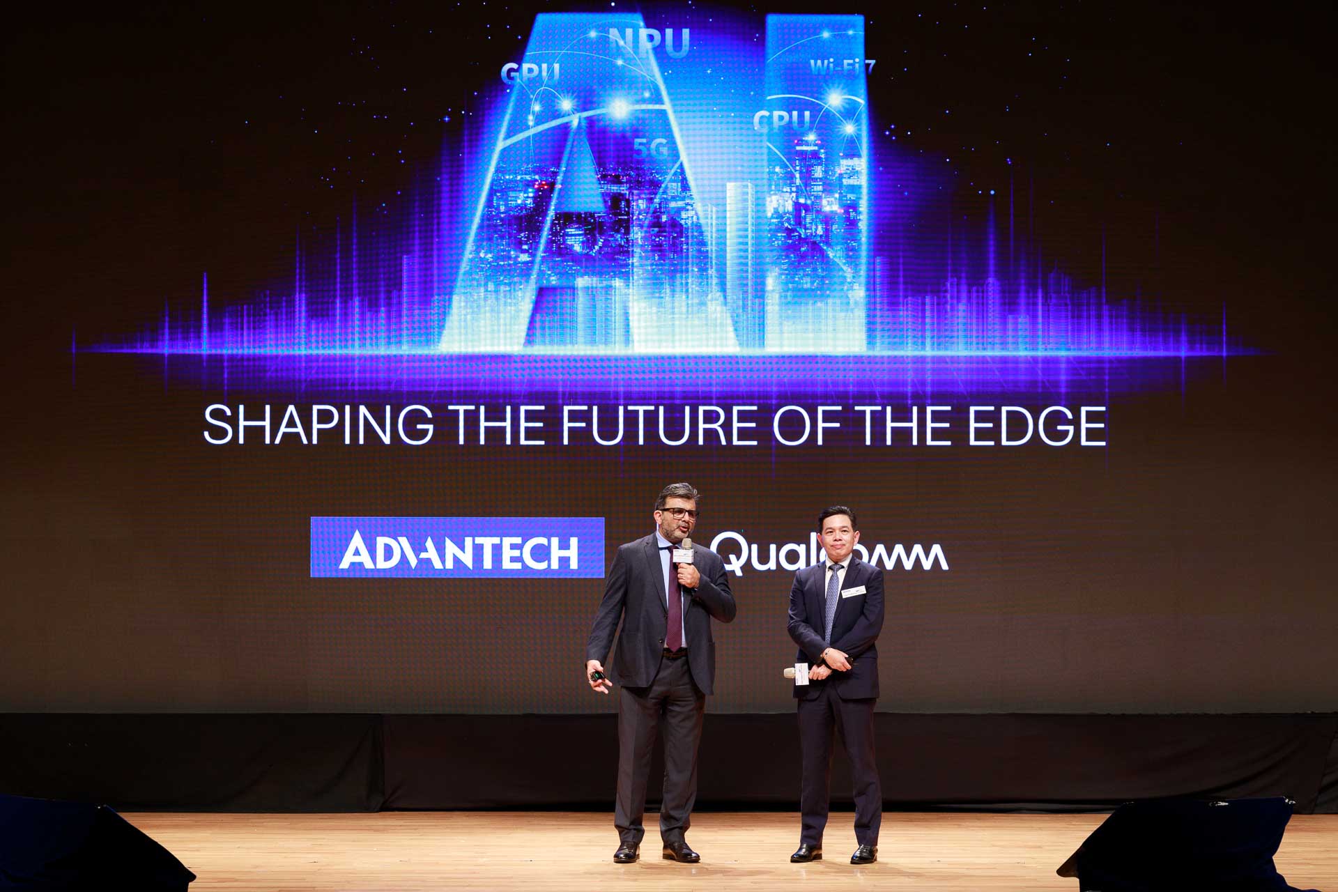 Miller Chang, President of Advantech Embedded Sector(right), and Nakul Duggal, Group General Manager of Automotive and Industrial & Embedded IoT at Qualcomm Technologies, Inc.,(left) jointly announced several new collaborative initiatives.