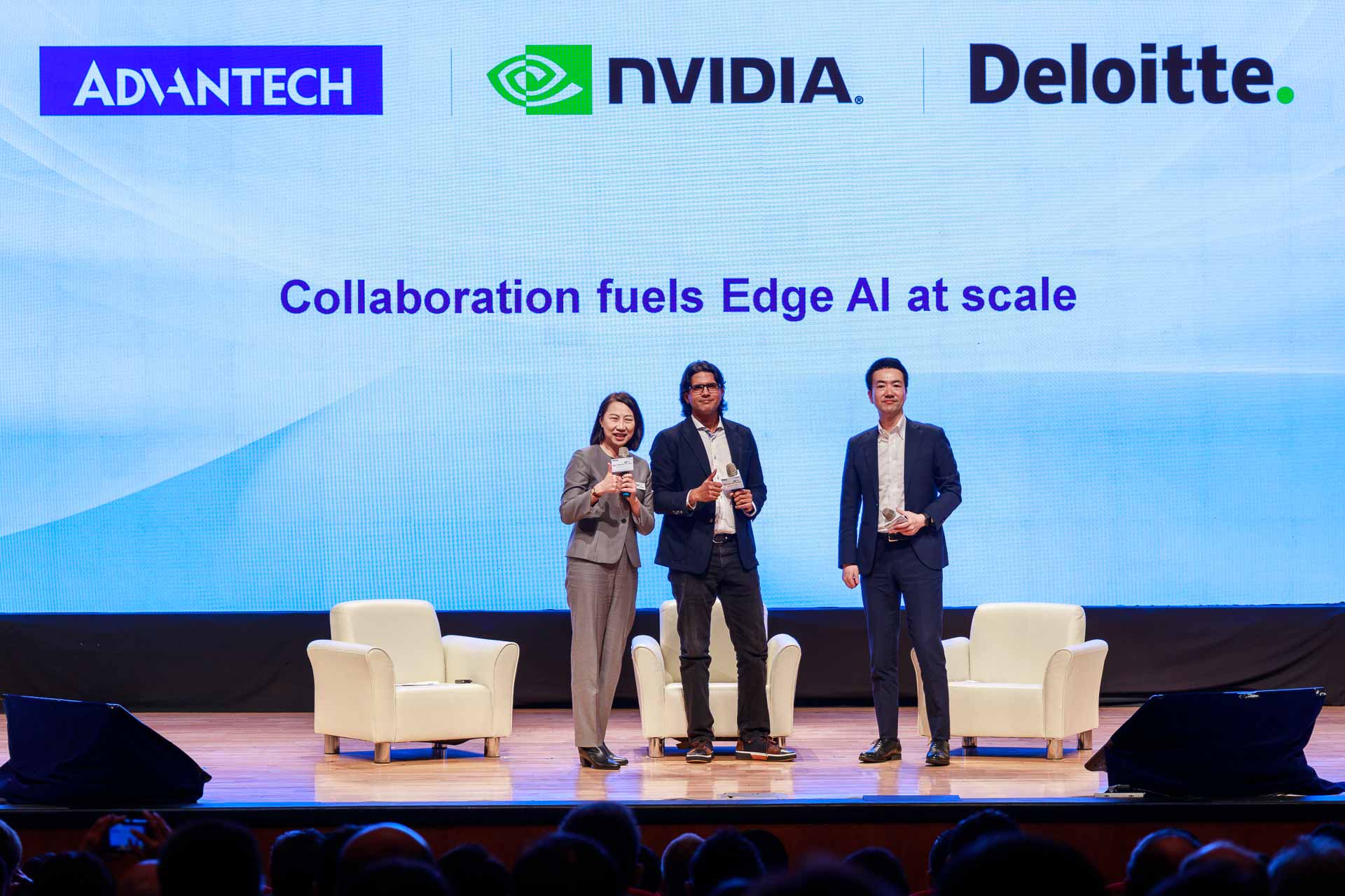 研華智能系統事業群總經理蔡淑妍(左)、NVIDIA 機器人與邊緣 AI 副總裁 Deepu Talla(中)，以及 Deloitte Tohmatsu Consulting LLC 亞太區智慧工廠業務負責人John Yasunori Yamamoto(右) 進行三方對談，探討企業在導入邊緣AI過程中，如何成功部署並穩定運行已訓練模型。