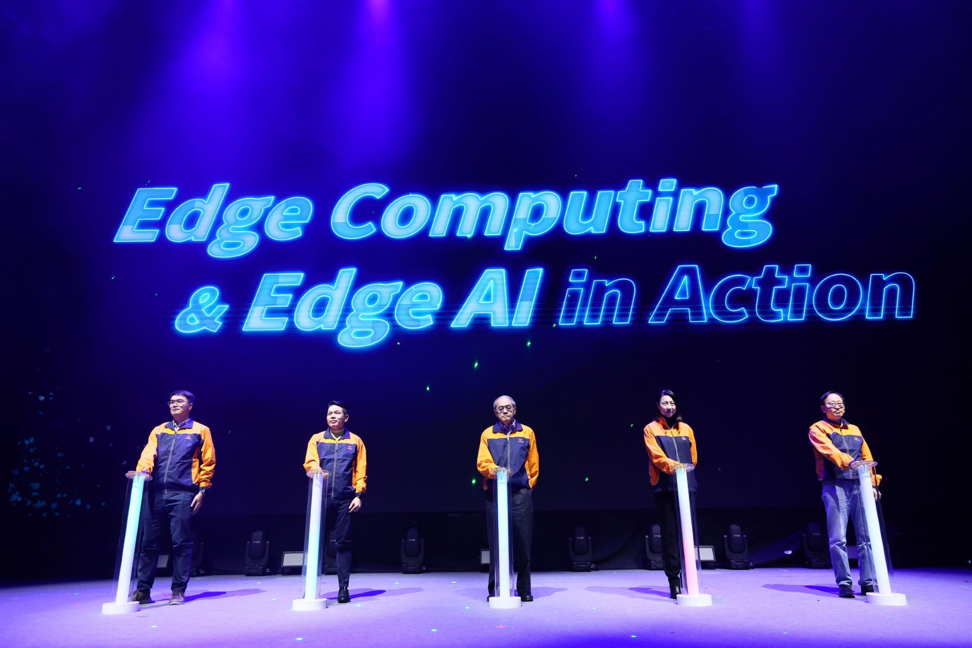 Chairman KC Liu (center) led the launch ceremony along with Miller Chang, President of Embedded Sector (second from left); Linda Tsai, President of Intelligent System Sector (second from right); ChingPo Lin, VP of IoT Automation Sector (first from left); and Yoshi, Managing Director of Advantech Japan (first from right), declaring Advantech's ambition to become a global leader in Edge Computing and Edge AI.