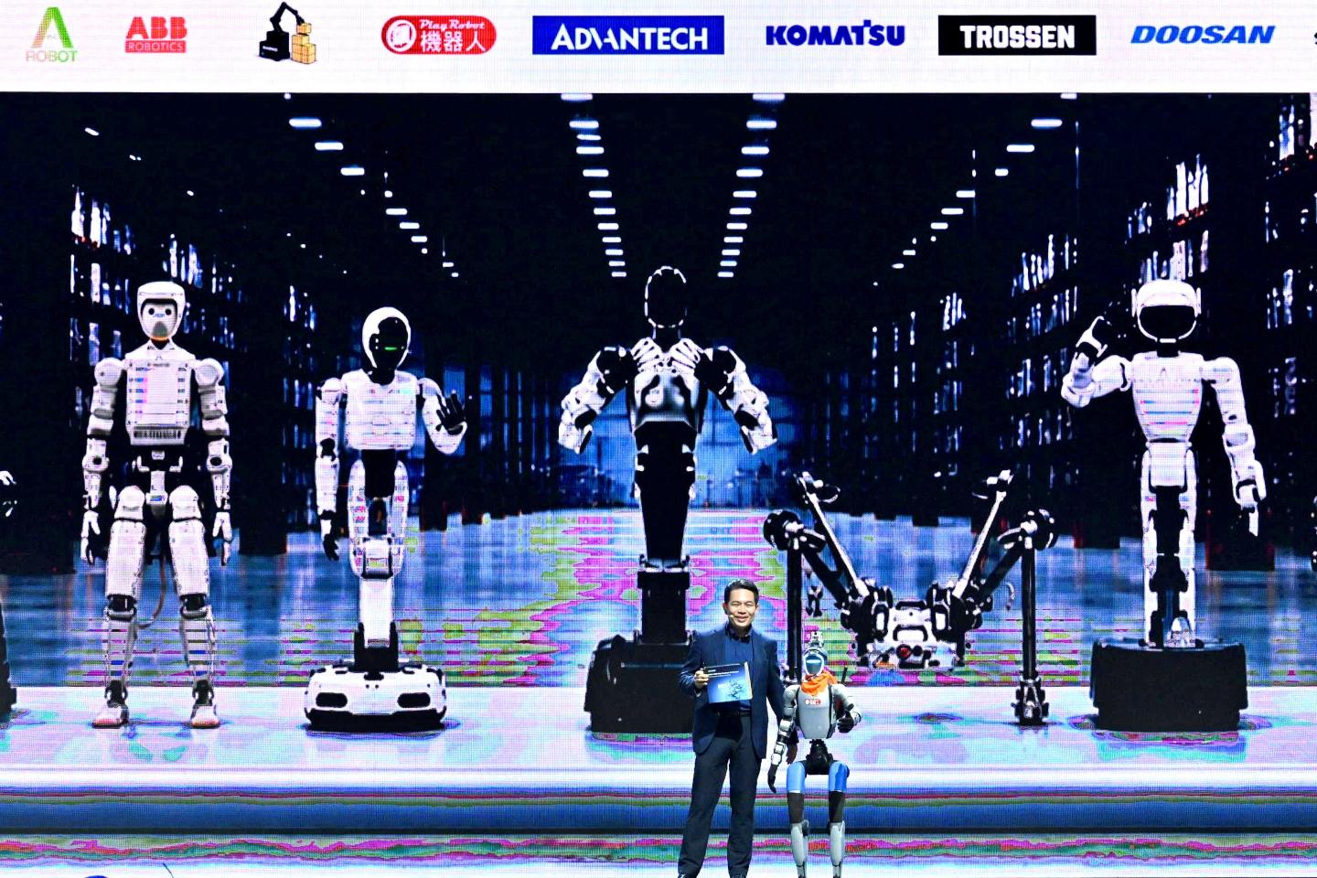 研華嵌入式事業群總經理張家豪以「From Digital to Physical: Edge AI Computing & WEDA」為題,於 COMPUTEX論壇中分享 Physical AI 最新發展趨勢。