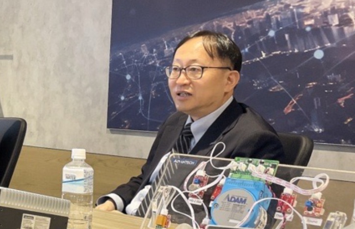 大阪の新オフィスでインタビューを受ける 吉永社長