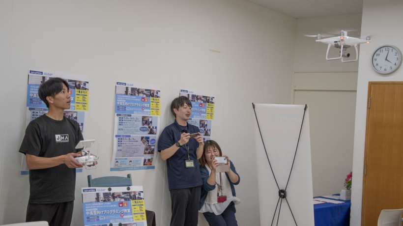 ドローン飛行の見学もしました