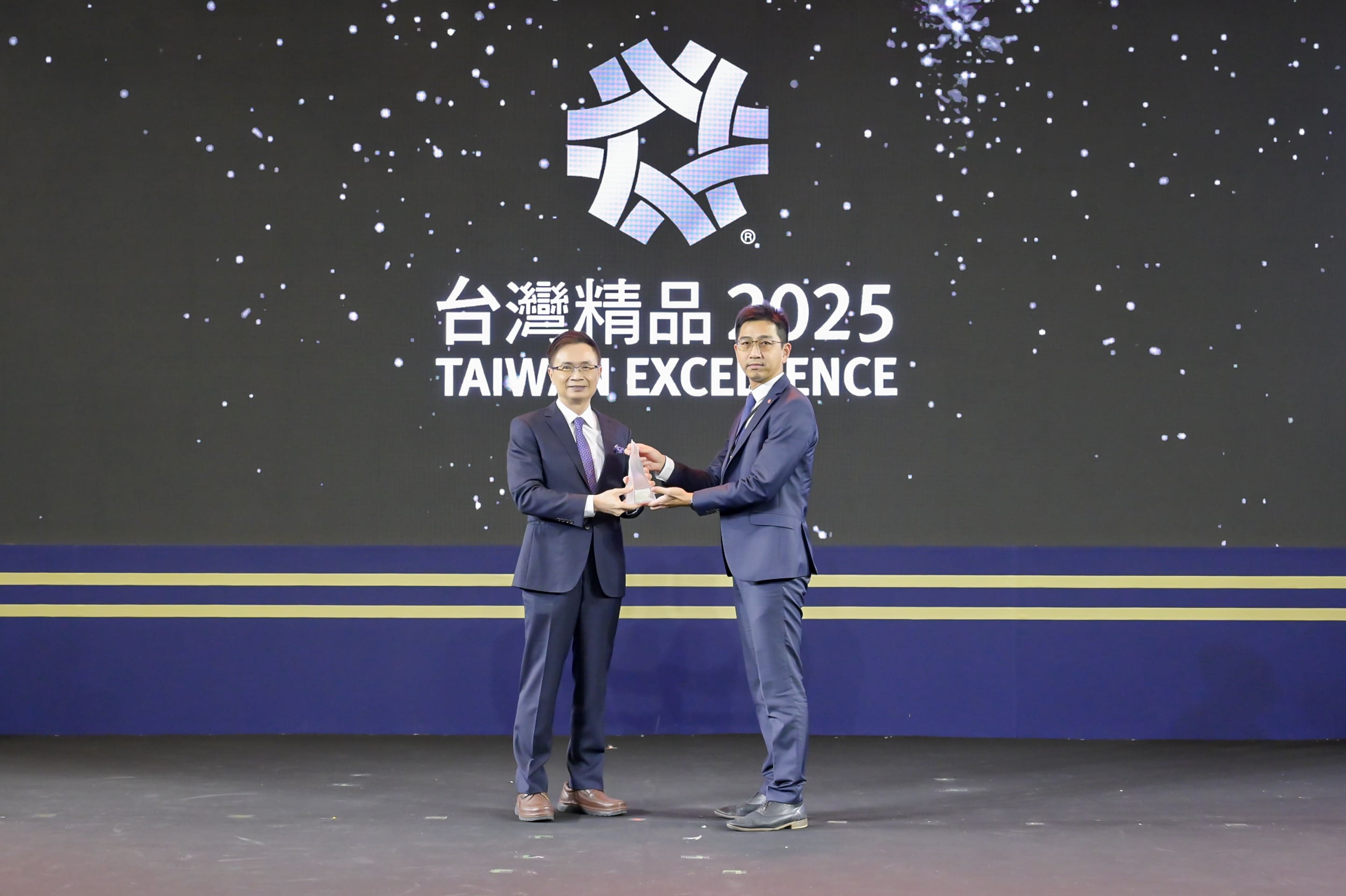 Advantech's IEC-61850-3 Certified Fanless Server ECU-479 was honored with the Silver Award at the 33rd Taiwan Excellence Awards. The award was presented by James C. F. Huang (left), Chairman of the Taiwan External Trade Development Council (TAITRA), and received on behalf of Advantech by Kaspar Cheng (right), Manager of Advantech’s Intelligent Systems Group.